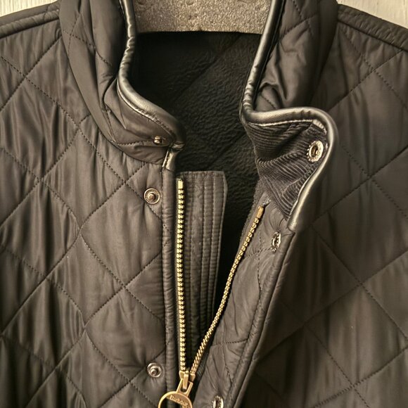 Barbour Quilted Jacket - blends outdoor functionality with a refined look. - Picture 3 of 10